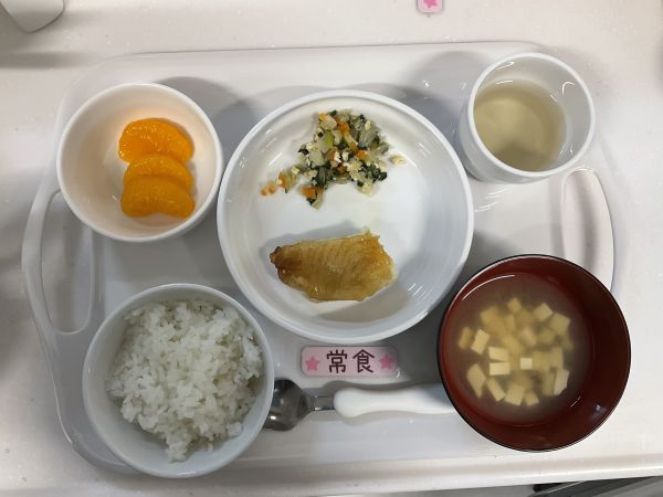 <昼食>ごはんかれいの甘辛だれキャベツとほうれん草の煮びたし味噌汁みかん