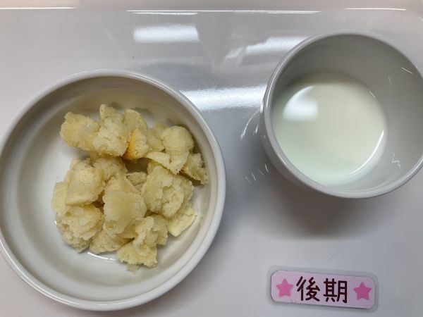 《離乳食後期》おやつは豆乳ヨーグルトカップケーキです。