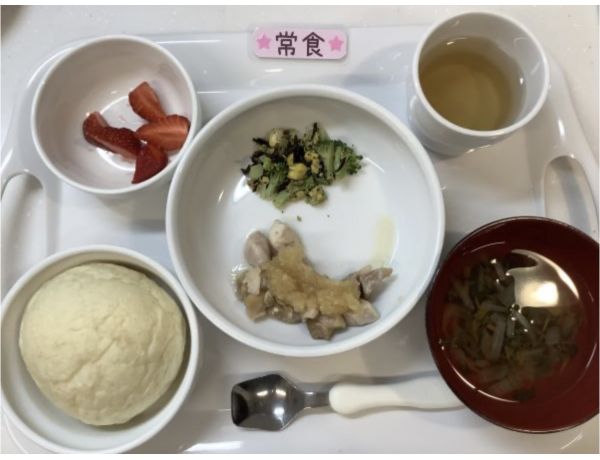 〈常食　完了期〉米粉パン鶏肉のおろしがけブロッコリーとひじきの和え物スープいちご