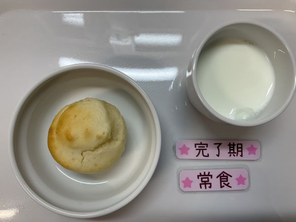 《離乳食完了期》《常食》おやつは豆乳ヨーグルトカップケーキです。