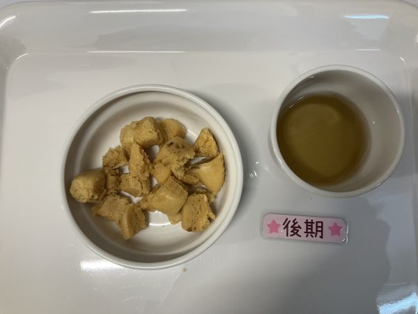 《離乳食後期》おやつはきな粉蒸しパンです。