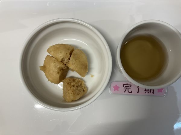 《離乳食完了期》おやつはきな粉蒸しパンです。