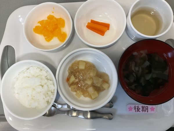〈後期〉軟飯ツナとじゃが芋煮わかめスープみかん