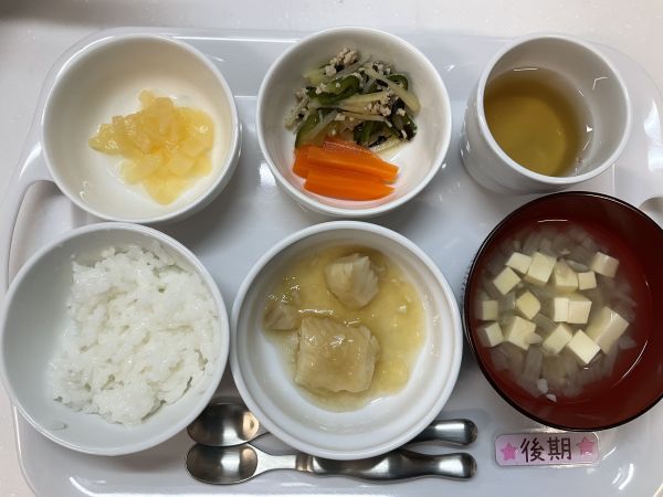 〈後期〉軟飯かれいのおろし煮ひじきとじゃが芋煮味噌汁もも