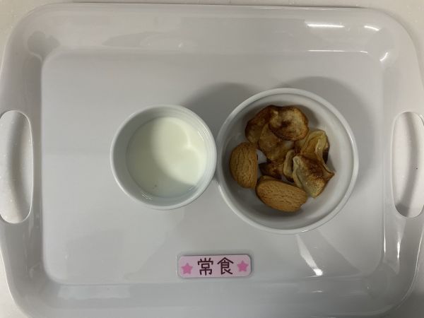 〈常食〉牛乳米粉クッキージャムサンドポテトチップス