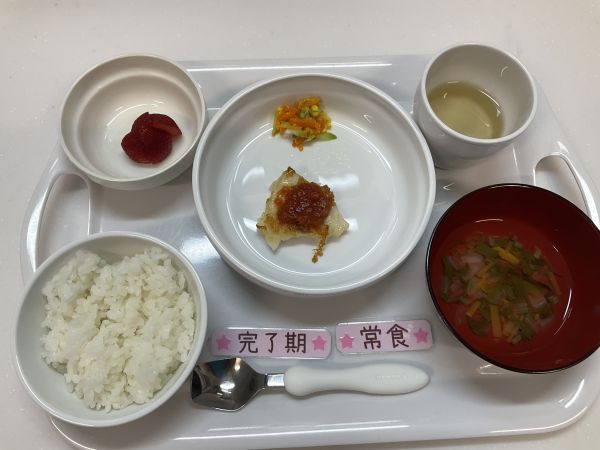 《離乳食完了期•常食》給食はかじきのトマトソースです。