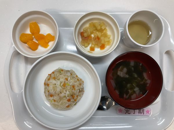 〈完了〉ツナチャーハンじゃが芋の炒め煮わかめスープみかん