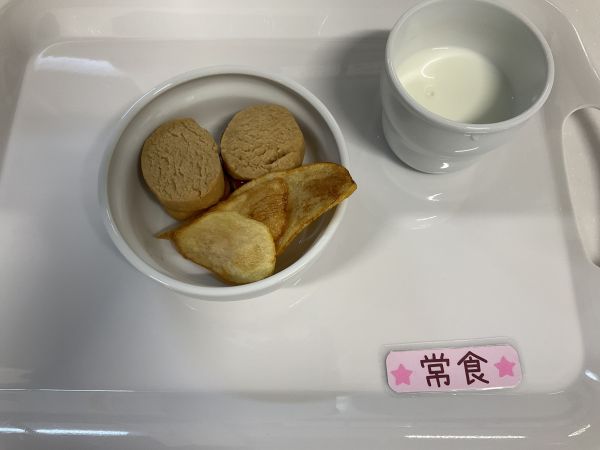ジャムサンドクッキーとポテトチップスです《常食》