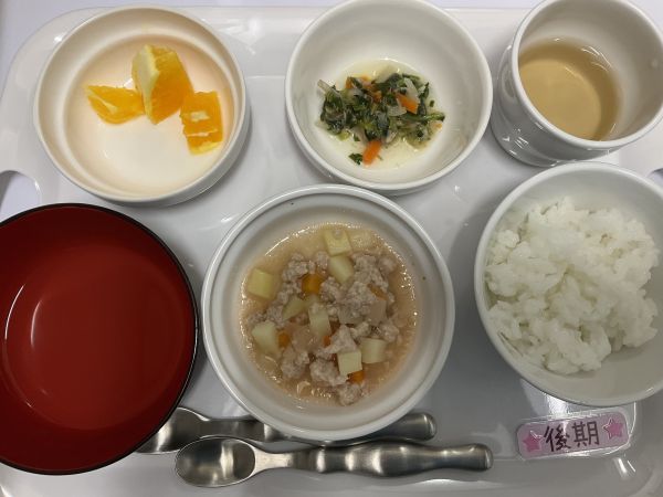 〈後期〉軟飯豚肉団子のケチャップ煮野菜とツナ煮スープオレンジ〈⭐️畑のほうれん草入ってます！〉