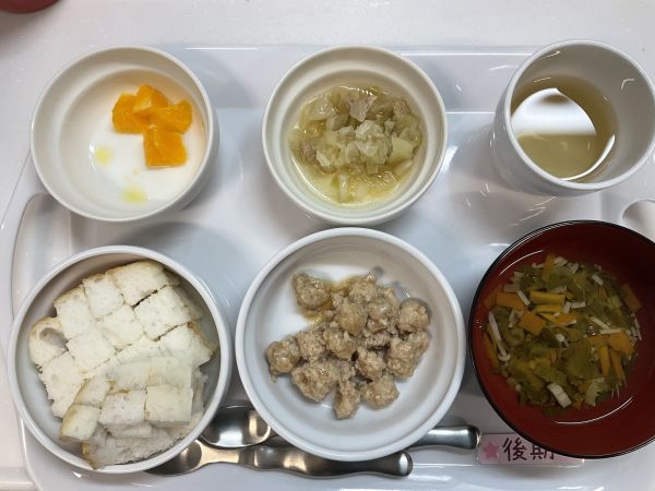 肉団子のケチャップ煮です《後期》畑のキャベツと小松菜を使っています