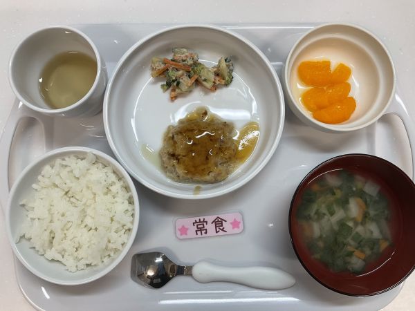 〈常食〉ご飯てりやきハンバーグブロッコリーのツナ和え(畑のきゅうり入ってます！)味噌(畑のキャベツ入ってます！)みかん