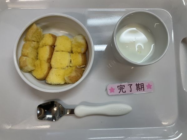 《離乳食完了期》おやつはオレンジ風味のフレンチトーストです。
