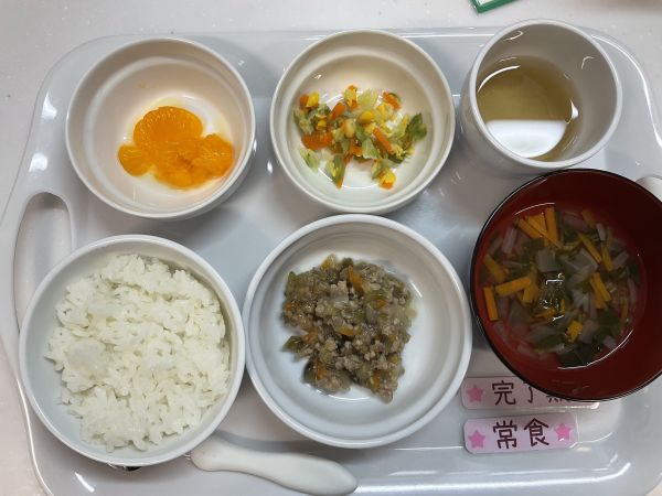 《離乳食完了期常食》給食はご飯　なすと豚ひき肉の味噌炒め　いんげんのサラダ　スープ　みかんです。