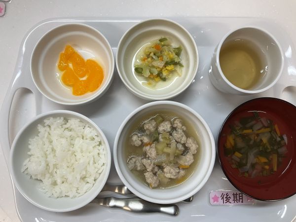 《離乳食後期》給食はご飯　なすと豚団子の味噌煮　いんげんとコーン煮　スープ　みかんです。