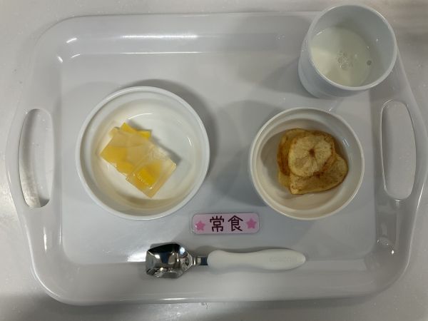 【常食】・桃のゼリー・ポテトチップス