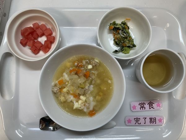 《離乳食完了期常食》給食は　味噌うどん　ブロッコリーの和風サラダ　すいかです。