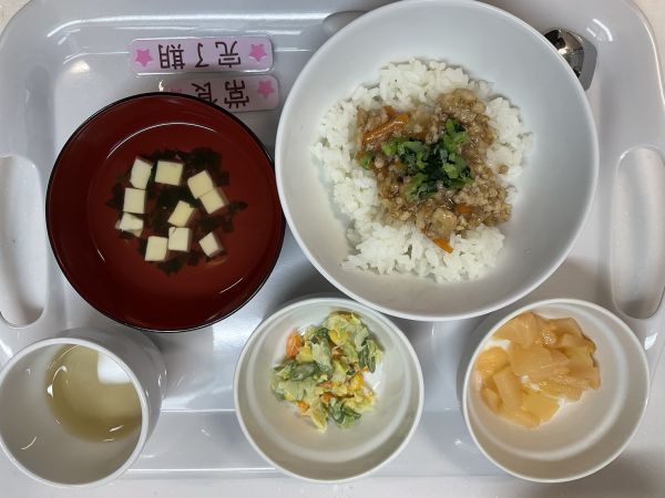 〈完了　常食〉鶏ひき肉と小松菜の丼キャベツとコーンのコールスローすまし汁もも