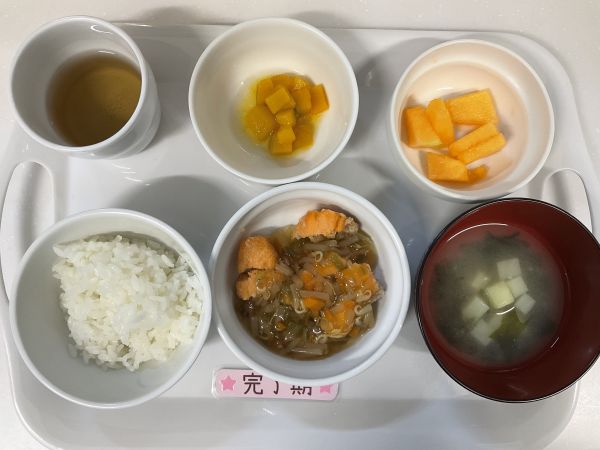 〈完了〉ご飯鮭のもやしあんかけかぼちゃの甘煮味噌汁メロン