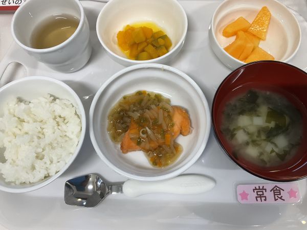 〈常食〉ご飯鮭のもやしあんかけかぼちゃの甘煮味噌汁メロン