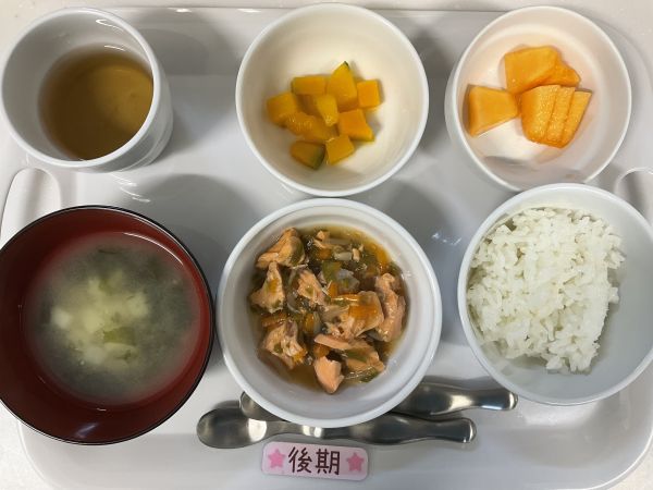 〈後期〉ご飯鮭ともやし煮かぼちゃの甘煮味噌汁メロン