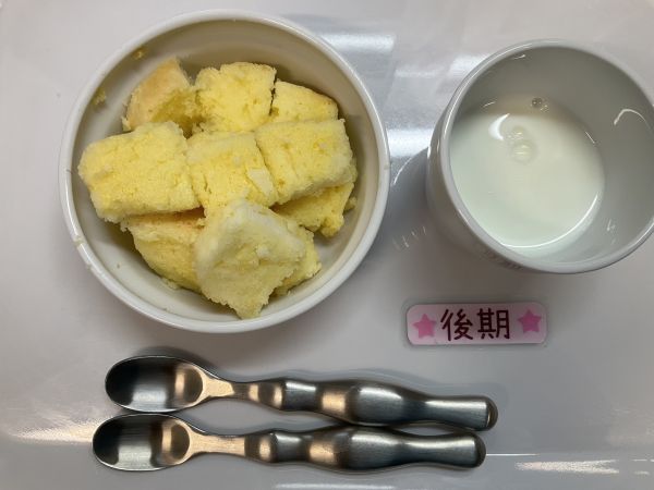 《離乳食後期》おやつはオレンジ風味のフレンチトーストです。