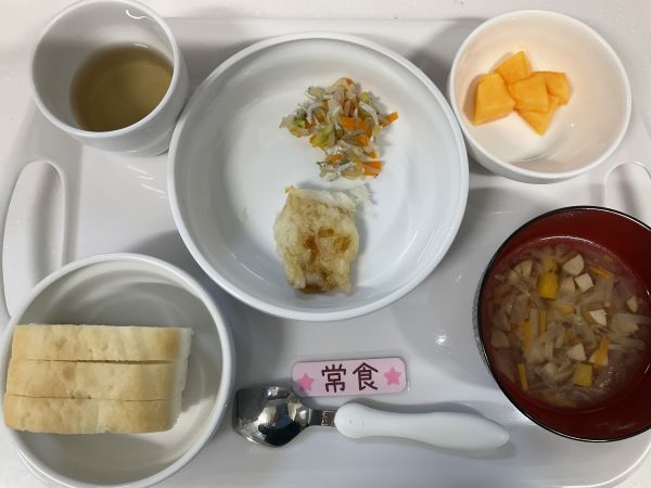 〈常食〉米粉パンかれいの和風ソテーアスパラの甘酢和えスープメロン