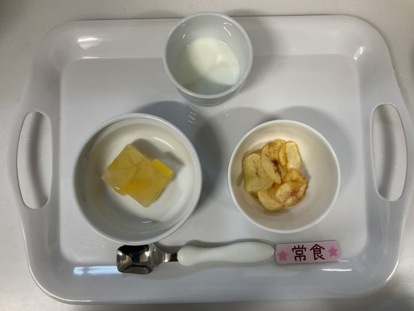 【常食】・桃のゼリー・ポテトチップス