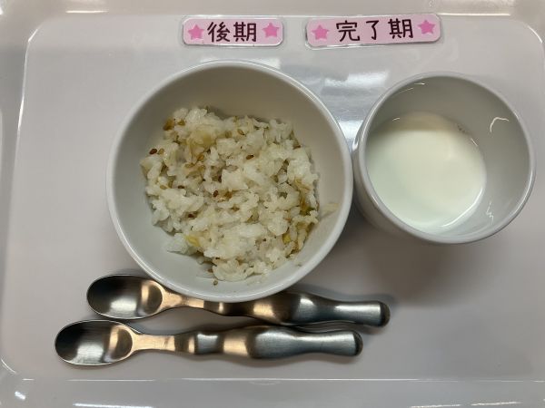 《離乳食後期完了期》おやつはアスパラガスとしらすご飯です。