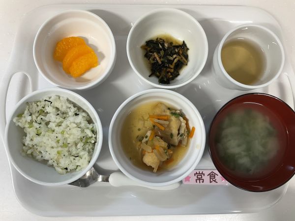 〈常食〉菜飯大根と白身魚のしょうが煮ひじきの炒り煮味噌汁みかん