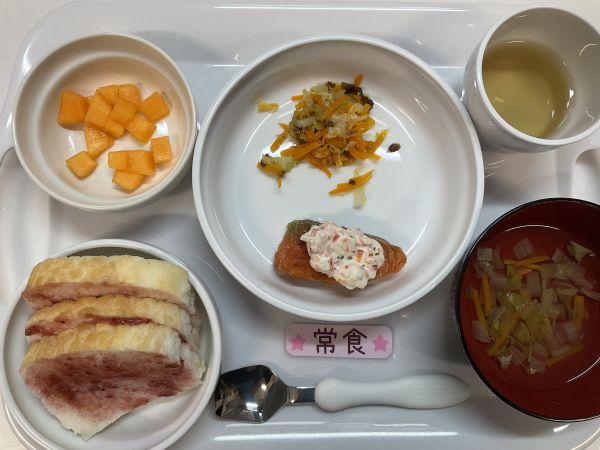 〈常食〉米粉パン鮭のタルタルソースかけ人参ラペレタススープメロン