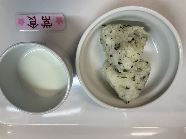〈常食〉牛乳わかめしらすおにぎり