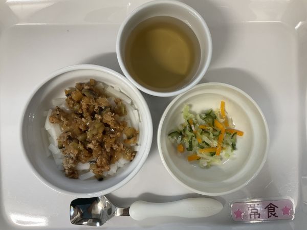 〈常食〉茄子のミートうどんキャベツとしらすのサラダ
