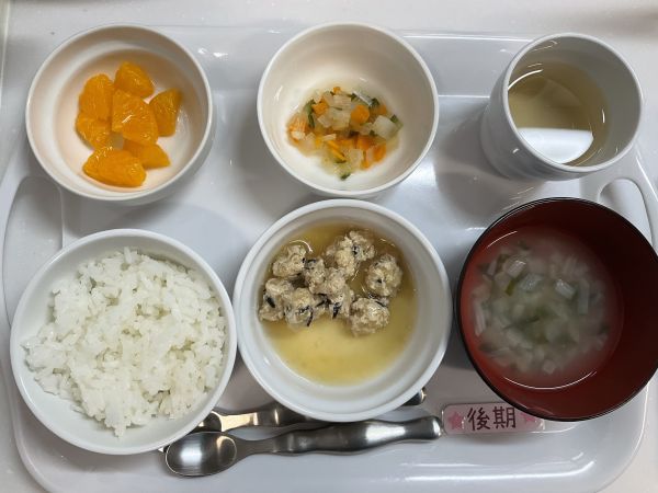 〈後期〉ごはんひじきつくね煮大根と人参の煮物味噌汁みかん