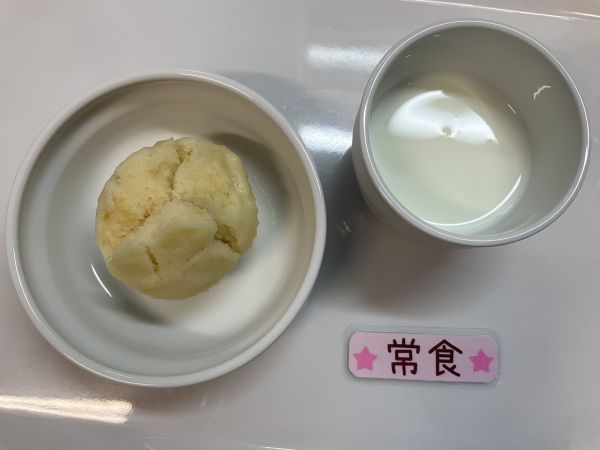 《常食》おやつはおから米粉蒸しパンです。