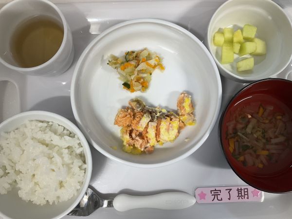 〈完了〉ご飯鮭コーンマヨネーズ焼きフレンチサラダすまし汁メロン