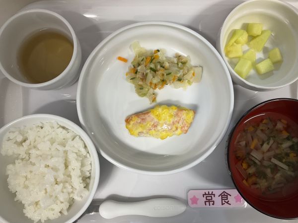 〈常食〉ご飯鮭コーンマヨネーズ焼きフレンチサラダすまし汁メロン