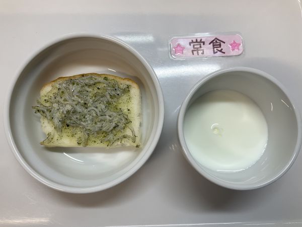 《常食》おやつはじゃこトーストパンです。
