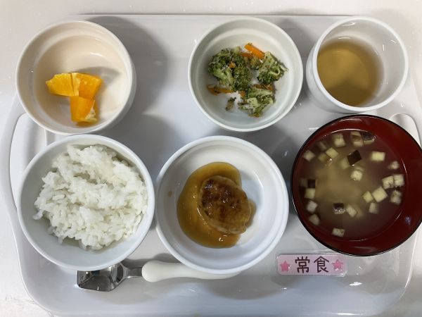 〈常食〉ご飯おろしハンバーグブロッコリーとしらすのごま酢和え味噌汁オレンジ
