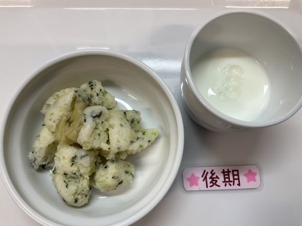 《離乳食後期》おやつは小松菜バナナ蒸しパンです。