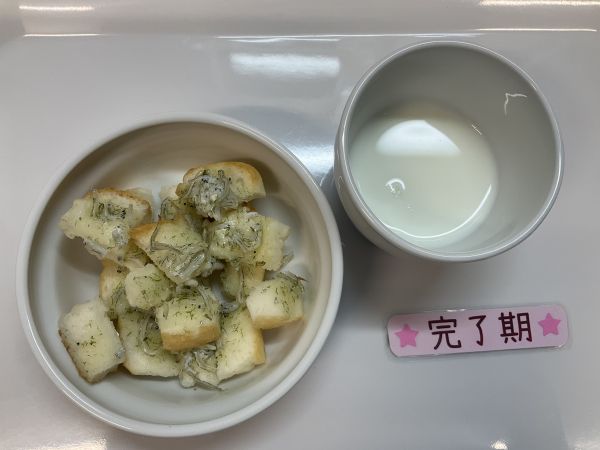 《離乳食完了期》おやつはじゃこトーストパンです。