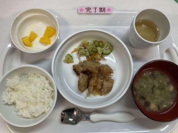 《離乳食完了期》給食はご飯　おろしハンバーグ　ブロッコリーとしらすの胡麻酢和え　味噌汁　オレンジです。