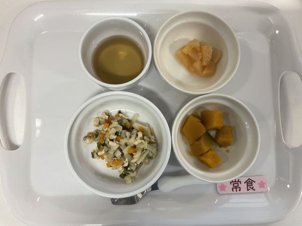 〈常食〉炒めうどんかぼちゃの甘煮もも