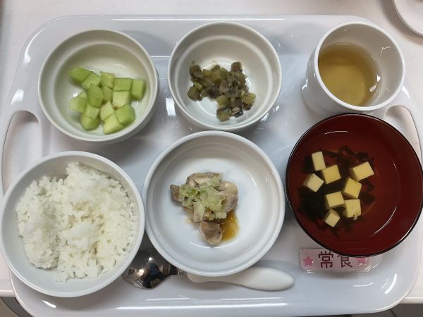 《常食》給食はご飯　鶏肉のネギだれ煮　なすとズッキーニの味噌炒め　すまし汁　メロンです。