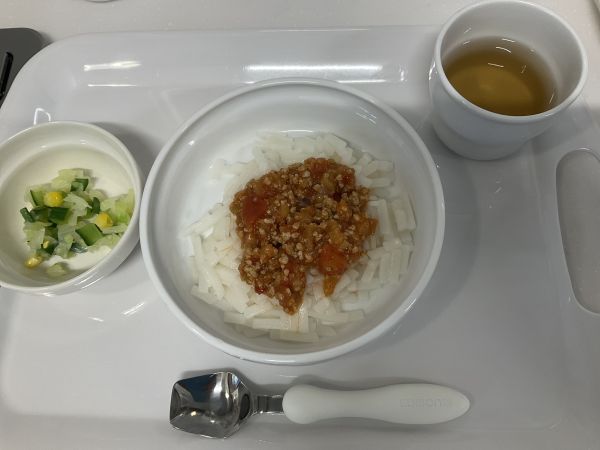 茄子のミートソースうどんです《常食》