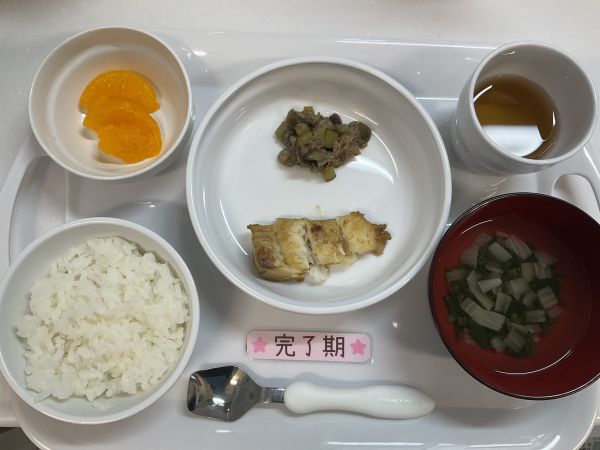 《離乳食完了期》給食はご飯　かれいの梅照り焼き　なすとズッキーニの味噌炒め　すまし汁　みかん缶です。