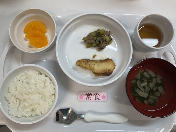 《常食》給食はご飯　かれいの梅照り焼き　なすとズッキーニの味噌炒め　すまし汁　みかん缶です。