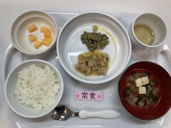 《常食》給食はご飯　鶏肉のネギだれ煮　なすとズッキーニの味噌炒め　すまし汁　メロンです。