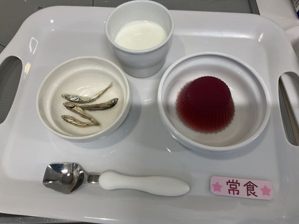 ぶどうゼリーと食べる煮干しです《常食》