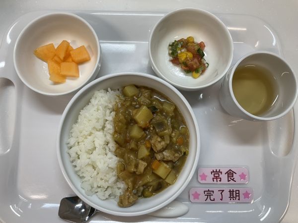 《離乳食完了期》《常食》給食は夏野菜カレー　オクラの3色サラダ　メロンです。