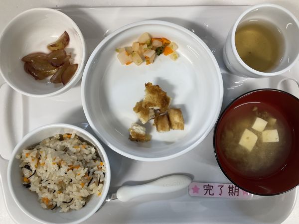 〈完了〉きのことツナの炊き込みご飯かじきの立田焼きかぶと人参の甘酢漬味噌汁ぶどう
